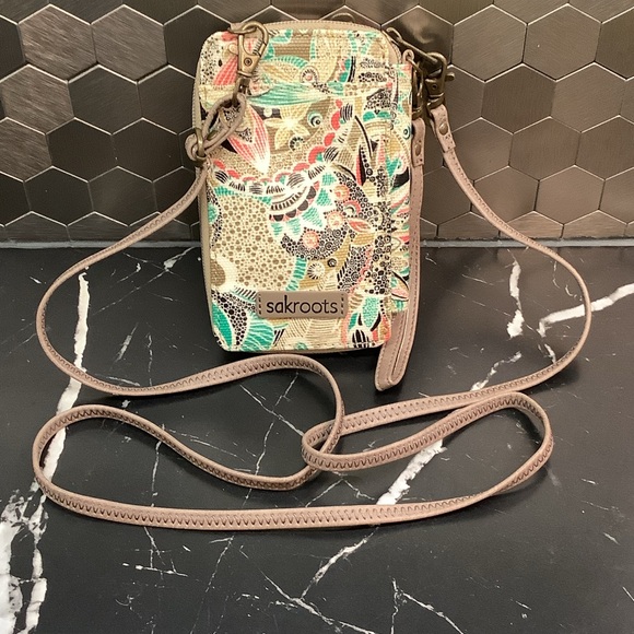 Sakroots Handbags - Sakroots wristlet/crossbody EUC